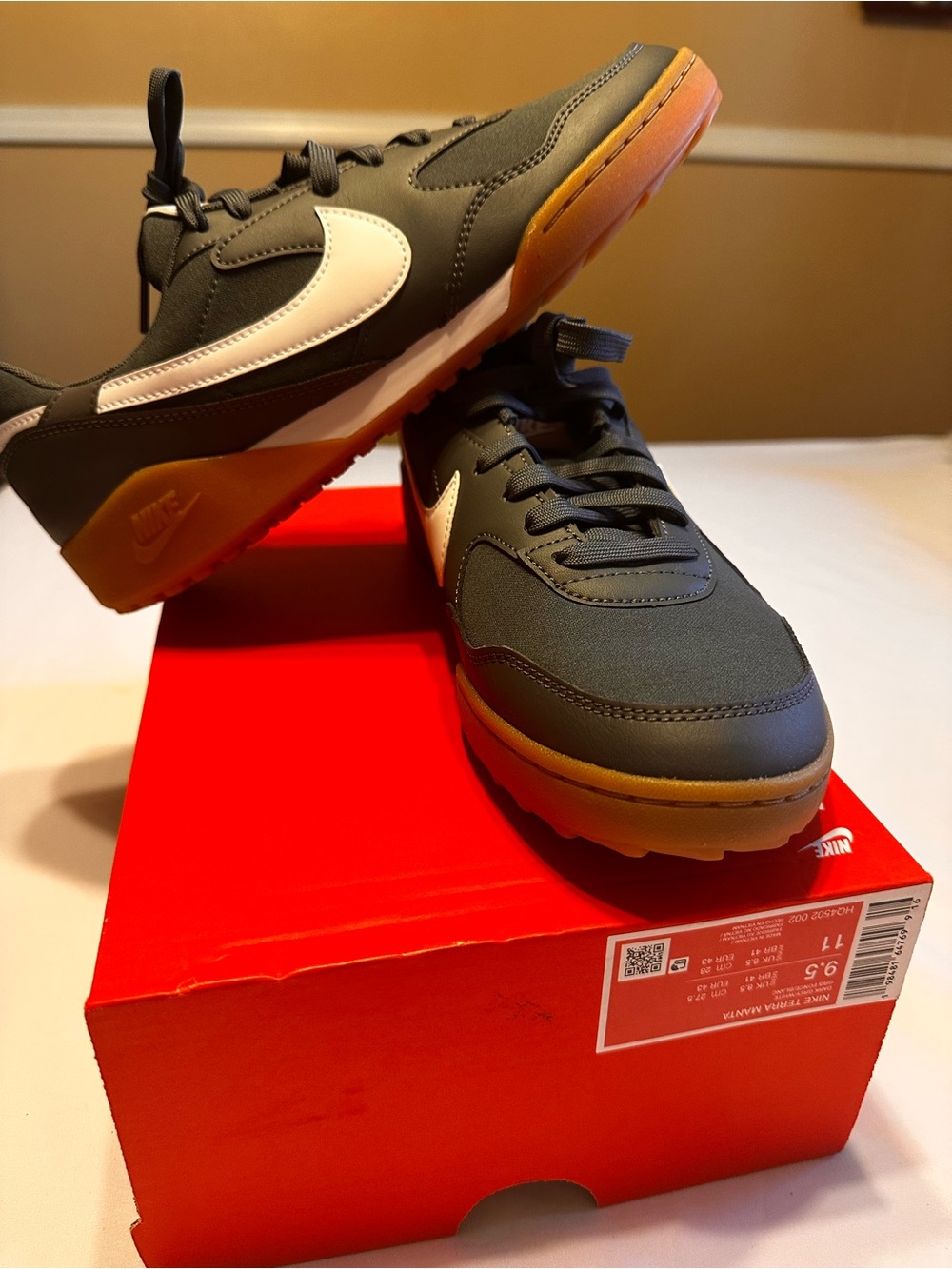 Nike Terra Manta Men’s Dark Gray Sneakers with Gum Sole Size 9.5 Box No Lid.